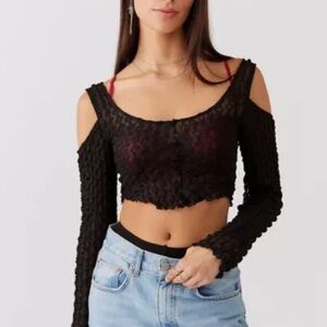 URBAN OUTFITTERS Tamara Popcorn Knit Cold-shoulder Top In Black